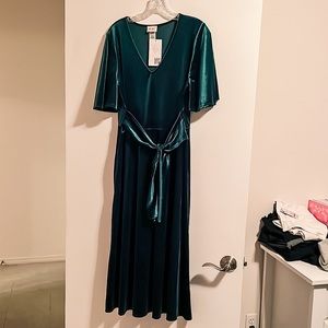 NWT dark green velvet midi dress. Size large.